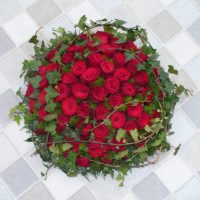 Red rose posy